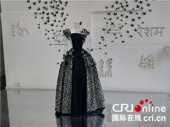 （原創 本網專稿 三吳大地蘇州 移動版）《悠悠雲裳——呂越藝術個展》蘇州開展（條目標題）《悠悠雲裳——呂越藝術個展》開展