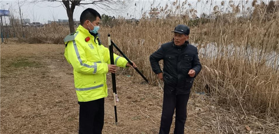 南通高速交警及時查處高速互通高架橋下兩釣魚男子_fororder_圖片4