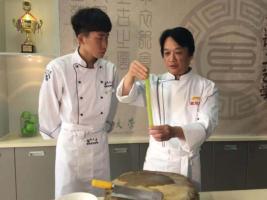 （供稿 食品列表 三吳大地揚州 移動版）“廚神”大秀淮揚菜刀工 傳承傳統美食技藝