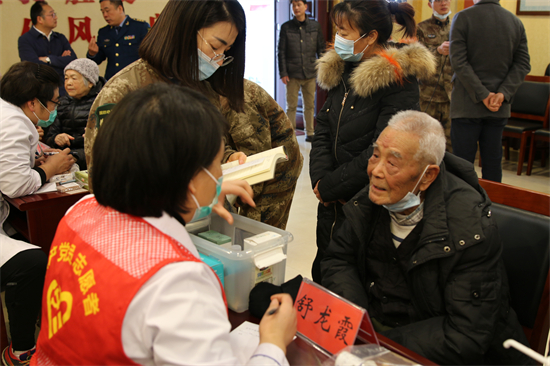 駐地醫院專家送醫上門 蘇州軍隊離休幹部免費享受服務_fororder_3