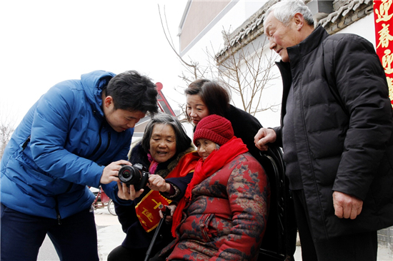 大學生上門為徐州市榮譽家庭免費拍全家福_fororder_6