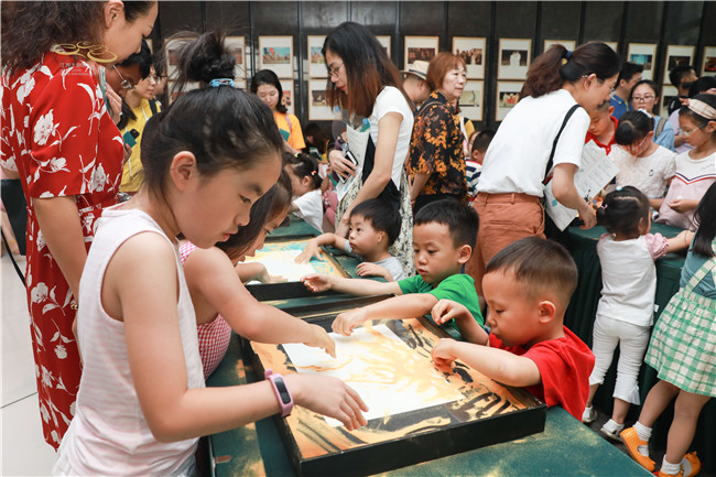 （在文中作了修改）（供稿 文體圖文 CHINANEWS帶圖列表 移動版）4000人走進劇院 歡度江蘇大劇院開幕演出兩週年體驗日活動（列表標題）江蘇大劇院開幕演出兩週年體驗活動在南京舉行