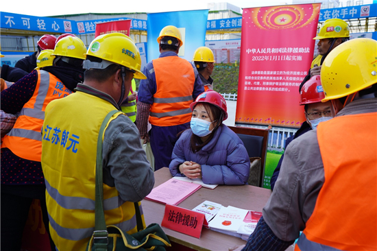 正月裏送法進工地 精準普法暖民心_fororder_圖片1_副本