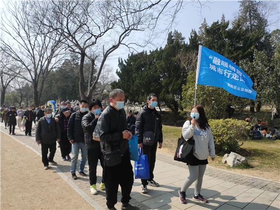 南京棲霞“融暖棲霞”城市行走團組織殘障人士遊覽梅花山_fororder_圖片1_副本