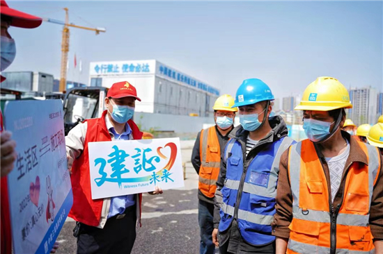 央企南京項目部“愛心班車”接送農民工上下班 築牢健康防線_fororder_圖片1_副本1