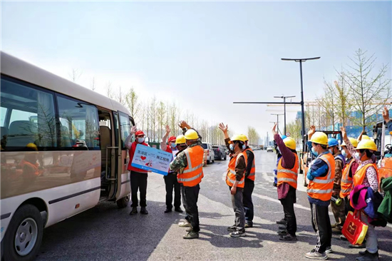 央企南京項目部“愛心班車”接送農民工上下班 築牢健康防線_fororder_圖片2_副本