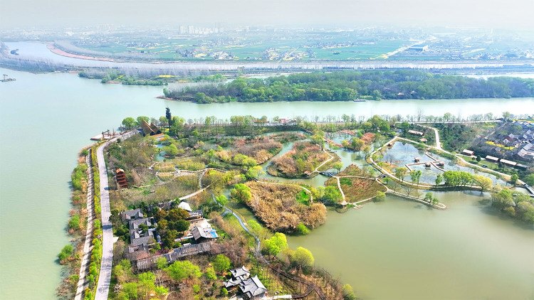 空中鳥瞰運河沿岸 如同一幅春的畫卷