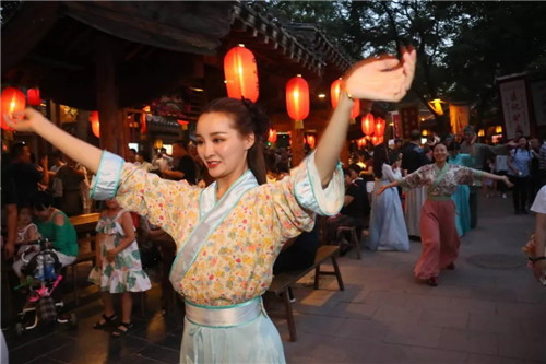 （供稿 旅遊列表 三吳大地南京 移動版）夏天相約清明上河園 帶“你”開啟“歡樂狂歡”模式（列表頁標題）  夏天相約清明上河園 開啟“歡樂狂歡”模式