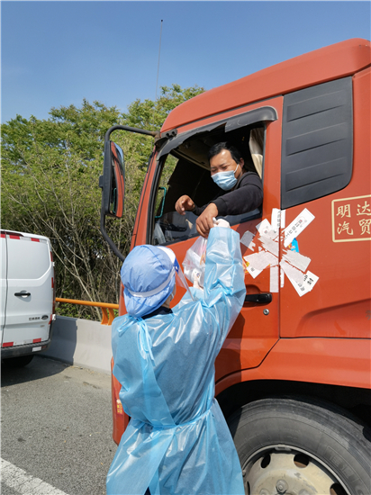 蘇州市吳中區首批232份慰問物資和防疫用品送到貨車司機手中_fororder_1