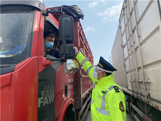 蘇州市吳中區首批232份慰問物資和防疫用品送到貨車司機手中_fororder_2