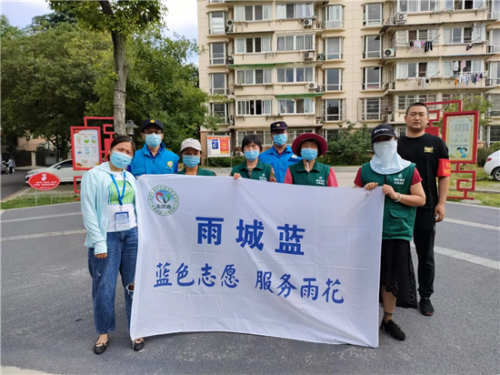 南京雨花臺區梅山街道志願者引導居民積極參與垃圾分類_fororder_圖片 4