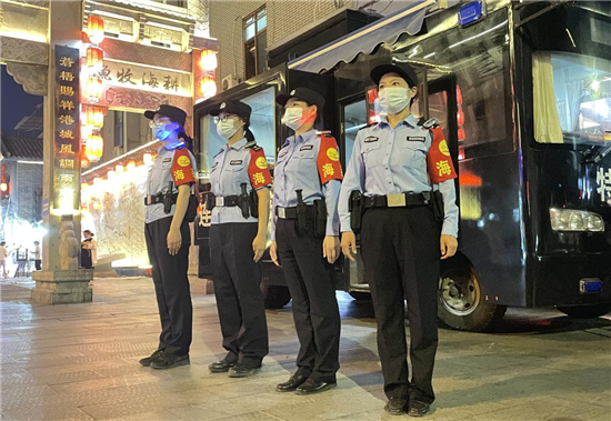 連雲港巡邏女警在狂風暴雨中撐起遮陽傘_fororder_圖片 3