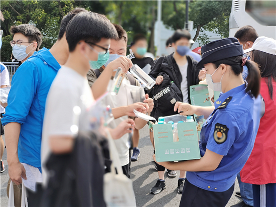 蘇州獅山橫塘綜合行政執法局護航高考不缺席 1446名考生順利入場_fororder_16