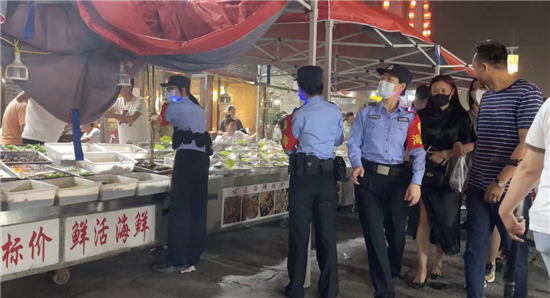 連雲港巡邏女警在狂風暴雨中撐起遮陽傘_fororder_圖片 5