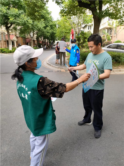 南京雨花臺區梅山街道志願者引導居民積極參與垃圾分類_fororder_圖片 2