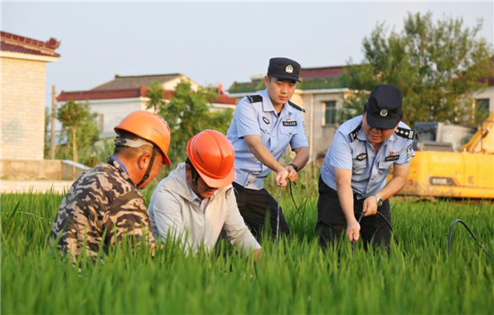 江蘇海安：高溫“烤”驗下的搶修 警察在“汗”衛_fororder_16