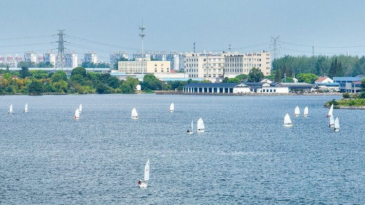 江蘇無錫：白帆點點競風流