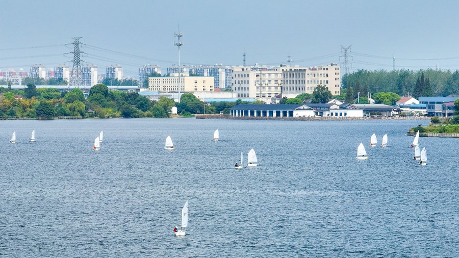 江蘇無錫：白帆點點競風流