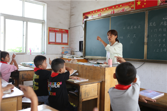 連雲港市灌雲縣長流小學老師王秀：給村小孩子留下別樣的童年記憶_fororder_5