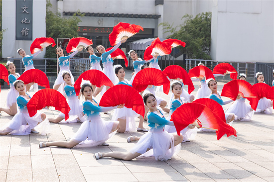 在舞蹈裏點亮精彩生活 “舞出中國紅”2022蘇州市民廣場舞大賽圓滿落幕_fororder_邁進新時代