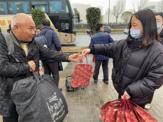 蘇州市相城區“點對點”包車助工人順利返崗_fororder_暖心包1