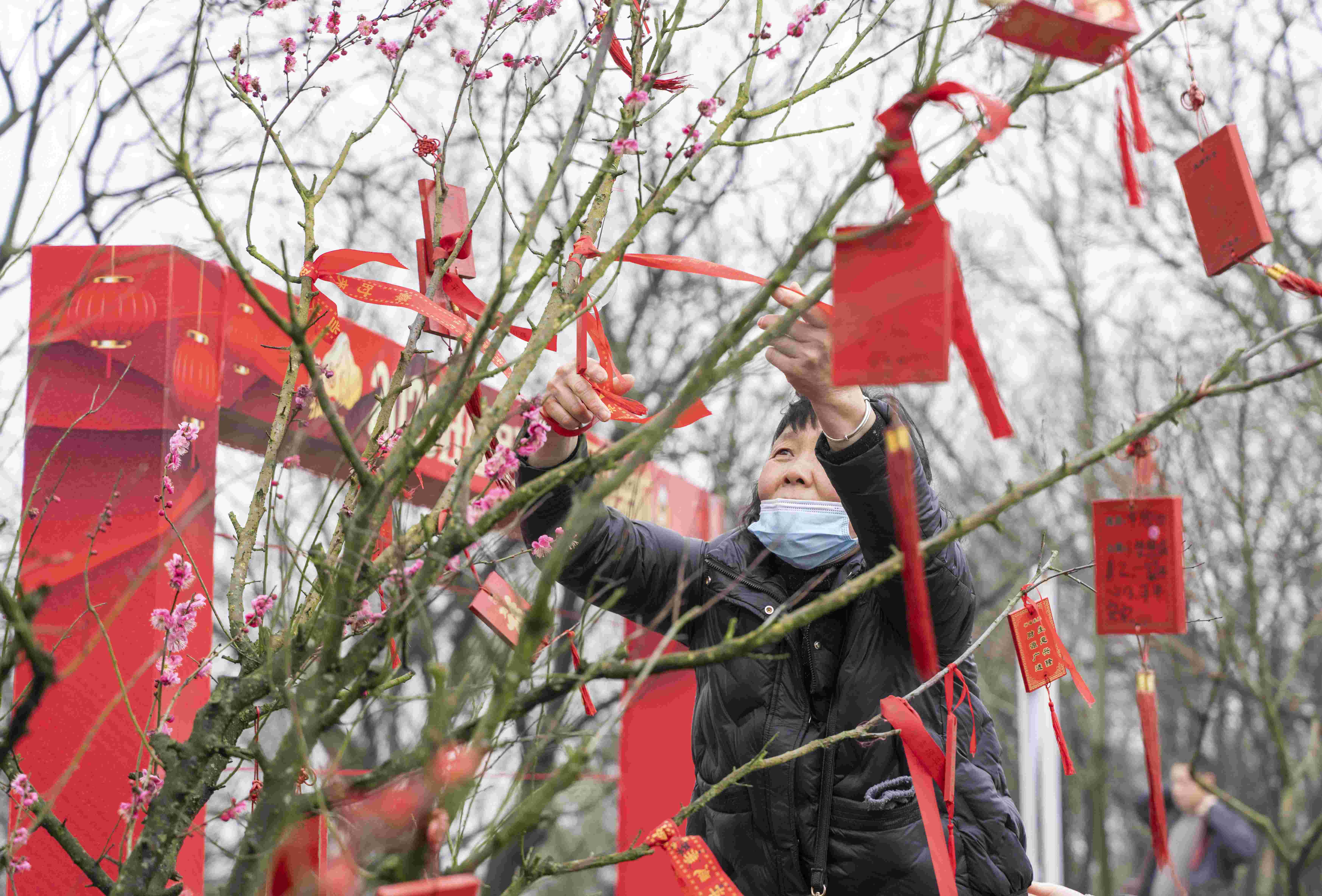 南京高淳：登山“曬霉”慶元宵_fororder_LOCAL167558690053516M6A09W22