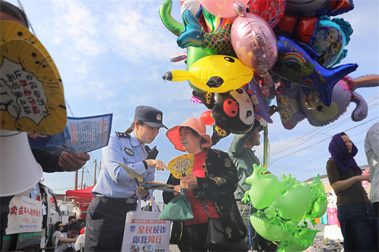 南通通州：反詐宣傳“趕大集” 守住群眾“錢袋子”_fororder_圖片2