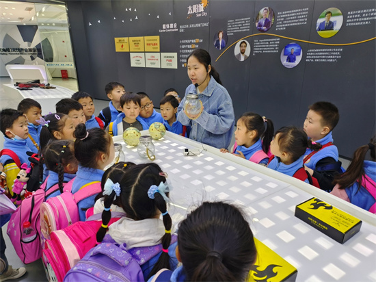 泰州市九龍鎮中心幼兒園：探訪光伏産業展示館 暢想未來放飛科學夢_fororder_圖片2