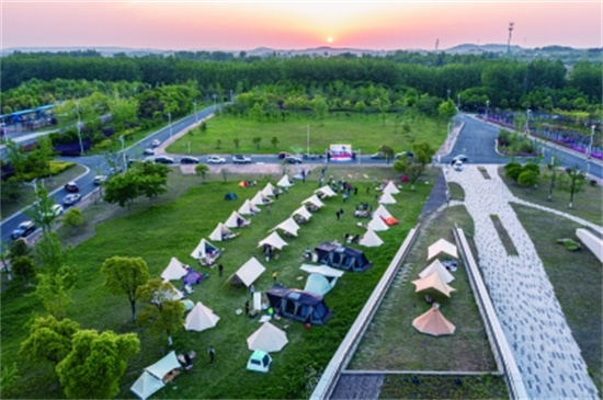 金牛湖文旅公司持續打造消費場景、豐富旅遊業態 金牛湖畔，假日旅遊“春潮涌”_fororder_金牛湖奧帆營地_b