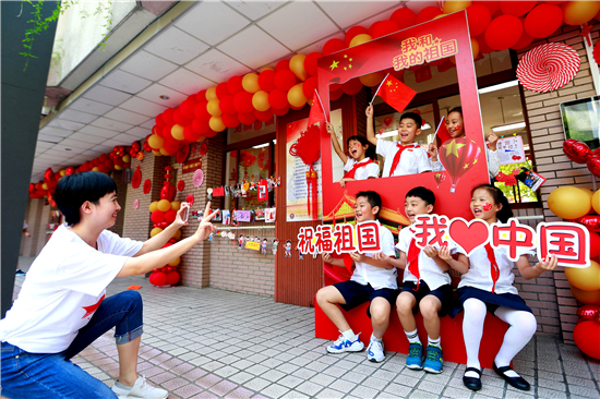 （供稿 教育圖文 三吳大地南京 移動版）南京瑯琊路小學師生合唱歌曲《我和我的祖國》