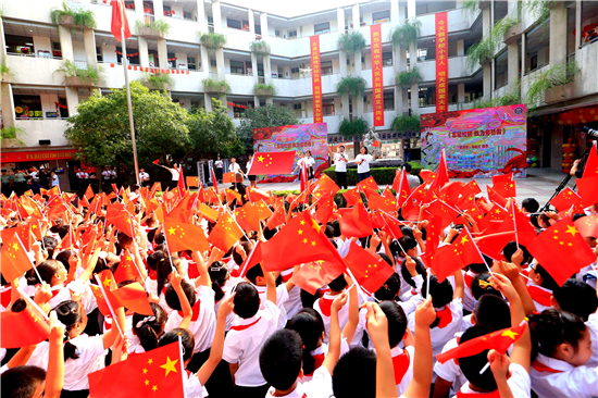 （供稿 教育圖文 三吳大地南京 移動版）南京瑯琊路小學師生合唱歌曲《我和我的祖國》