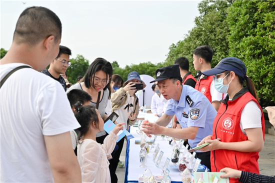 南京玄武區禁毒辦回眸“虎門銷煙” 走進街區開展主題教育活動_fororder_1