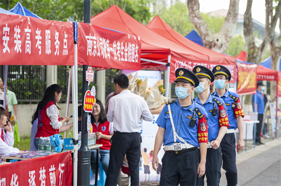 守護夢想見證成長 南京城管持續十年開展中高考護考暖心服務_fororder_圖片 1