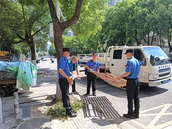 退役不退志 退伍不褪色——南京秦淮區朝天宮街道退役軍人城管崗位顯擔當_fororder_清除路障