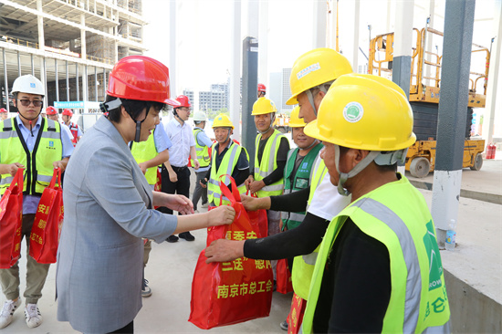 南京市總工會赴中芬合作交流中心項目進行夏季安康“三送”慰問_fororder_圖片1