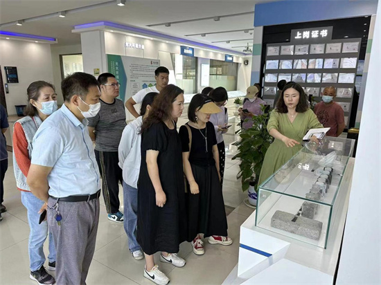 南京雨花街道組織居民代表近距離了解垃圾分類全流程_fororder_2