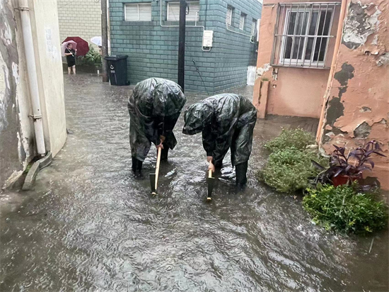 向雨而行 泰州海陵城中街道這支“橄欖綠”步履不停_fororder_圖片 2