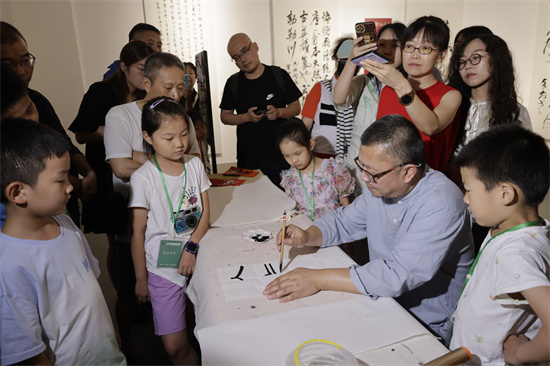 “江南可採蓮 ”蘇州美術館之夜精彩呈現_fororder_蘇州美術館之夜 書法體驗1