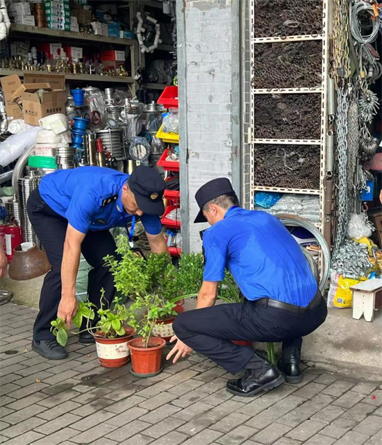 堅守一線戰高溫 南京秦淮區朝天宮街道城管人服務城市不懼“烤”驗_fororder_清理