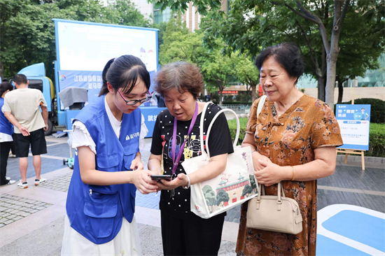 江蘇省暨南京市“藍馬甲大篷車長江公益行”在寧啟動_fororder_圖片 3