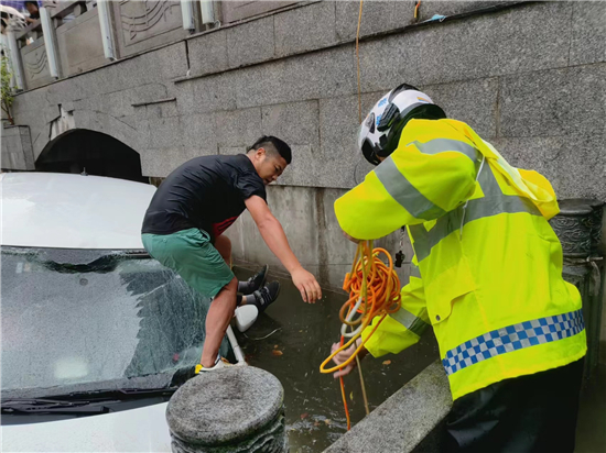 南通如皋：轎車意外落水 警民合力救援_fororder_圖片4