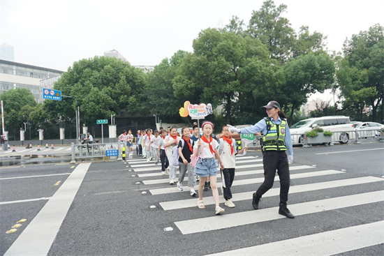 無錫公安：護航開學季 平安警相隨_fororder_圖片 1