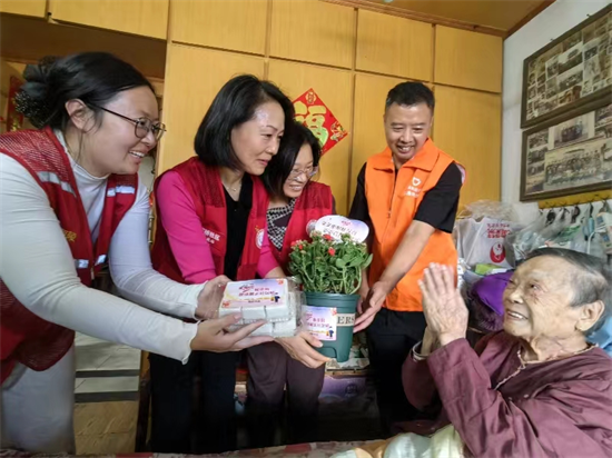 泰州海陵城中街道：“家有兒女”暖重陽 健康和美幸福情_fororder_圖片 3