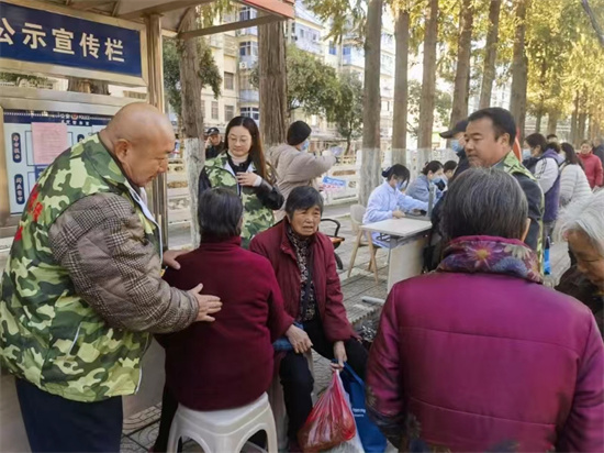 泰州海陵城中街道退役軍人志願服務隊秋季送溫暖_fororder_圖片1