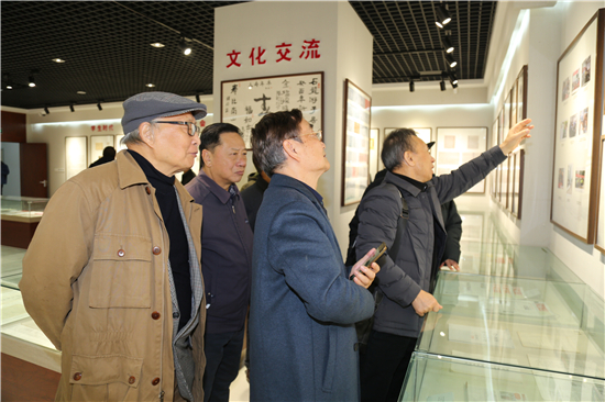 “憶錄奮鬥足跡  珍藏國家檔案”——地市級老領導暨藝術名家代表走進檔案館_fororder_21