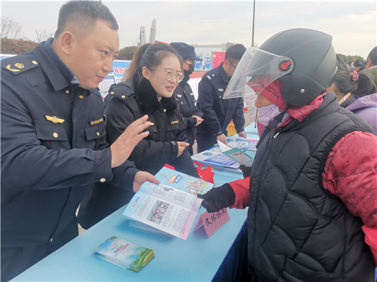 揚州儀徵大江風光帶法治主題公園揭牌 “憲法宣傳周”活動啟動_fororder_5