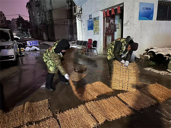 泰州海陵城中街道“橄欖綠”退役軍人服務隊積極開展掃雪除冰行動_fororder_圖片1