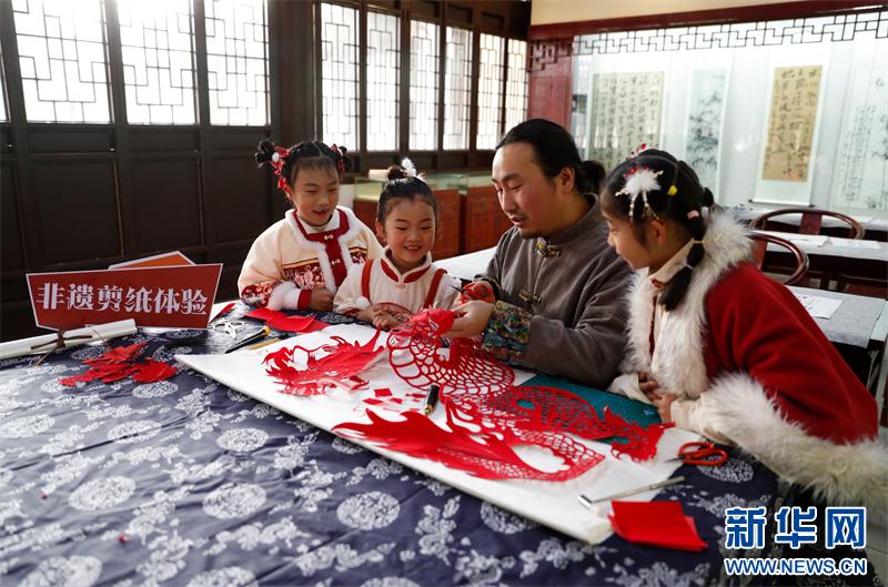 江蘇興化：非遺剪紙迎新年