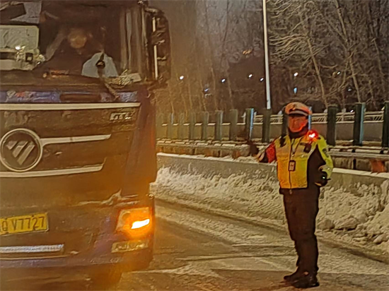 “雪戰”兩晝夜：一名宿遷交警戰冰雪保暢通的故事_fororder_圖片 1