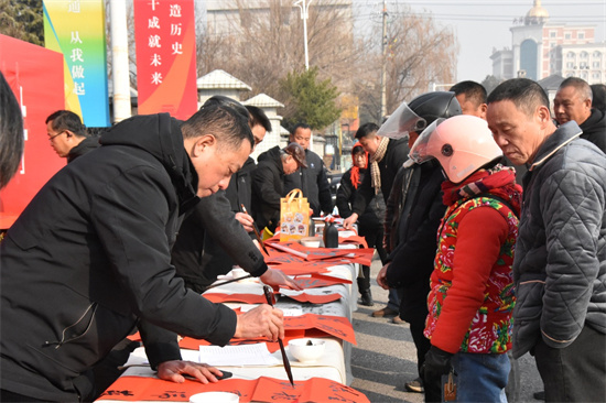 泰州興化戴南鎮“小書法家”街頭為老百姓 “送福送春聯”_fororder_圖片3